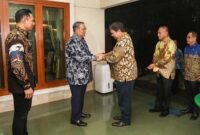 Ketua Umum Partai Golkar Airlangga Hartarto bersama jajaran pengurus DPP Partai Golkar bersilaturahmi sekaligus melakukan halal bihalal dengan jajaran pimpinan DPP Partai Demokrat. (Instagram.com/@airlanggahartarto_official)