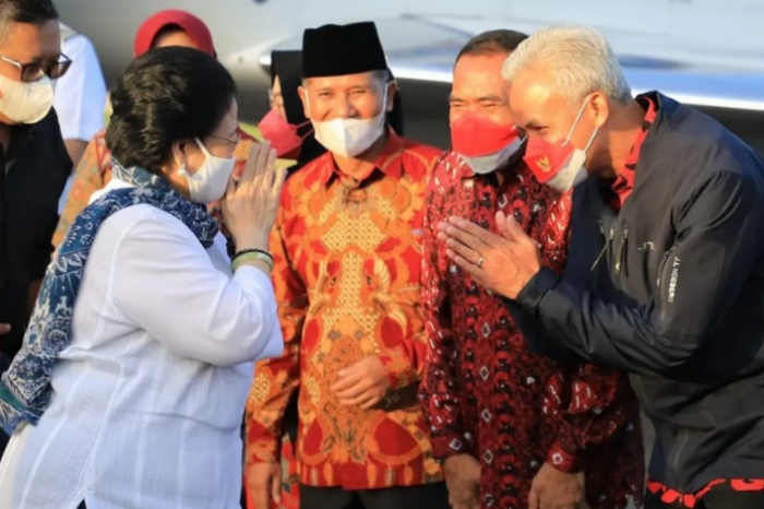 Ketua DPC PDIP Kota Surakarta (Solo) FX Hadi Rudyato pakai masker yang sama dengan Ganjar Pranowo saat sambut Megawati Soekarnoputri di Solo. (Foto Instagram.com/@fx.rudyatmo)
