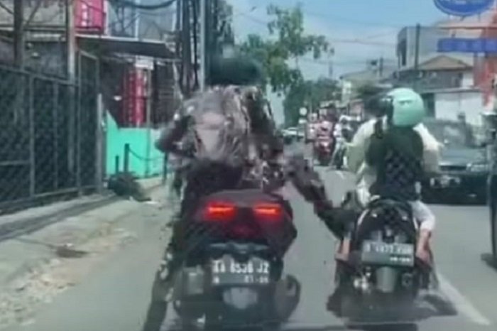 Sebuah video viral di media sosial memperlihatkan seorang pria oknum menendang pemotor wanita. (Instagram.com/@bekasi_24_jam)