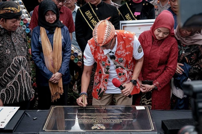 Menparekraf Sandiaga Salahuddin Uno meresmikan Desa Wisata Pekunden yang berada di Kabupaten Banyumas, Jawa Tengah. (Dok. Kemenparekraf.go.id) 
