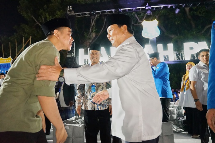 Menteri Pertahanan Prabowo Subianto bersama Wali Kota Solo Gibran Rakabuming Raka di acara Harlah PMII ke-63 di Solo. (Dok. Tim Media Prabowo) 