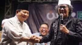 Menteri Pertahanan Prabowo Subianto bersama Budayawan Emha Ainun Nadjib atau yang akrab disapa Cak Nun. (Instagram.com/@caknundotcom)
