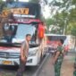 Bus antar provinsi yang tengah melintas di jalur Magetan - Ngawi, Jawa Timur, tertimpa pohon besar. (Dok. FIN) 
