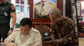 Konten kreator Yoshua Marcellos atau Cellos mendapat hadiah jam dan buku usai berhasil menjawab pertanyaan dari Prabowo Subianto. (Dok. Tim Media Prabowo Subainto)
