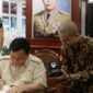 Konten kreator Yoshua Marcellos atau Cellos mendapat hadiah jam dan buku usai berhasil menjawab pertanyaan dari Prabowo Subianto. (Dok. Tim Media Prabowo Subainto)
