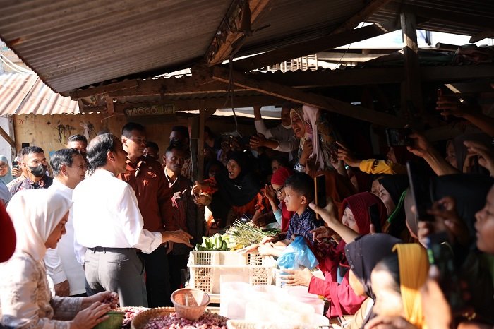 Menteri Pertahanan Prabowo Subianto mendampingi Presiden Joko Widodo (Jokowi) blusukan ke Pasar Grogolan, Pekalongan. (Dok. Tim Media Prabowo Subianto)