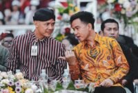 Gubernur Jawa Tengah, Ganjar Pranowo Bersama Wali Kota Surakarta Gibran Rakabuming Raka. (Facbook.com/@Ganjar Pranowo )  