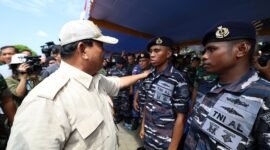 Menteri Pertahanan Prabowo Subianto menyerahkan 1.270 unit motor dinas untuk membantu tugas Babinsa di Papua. (Dok. Tim Media Prabowo Subianto)