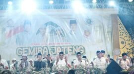 Ketua DPD Partai Gerindra Jawa Tengah Sudaryono memimpin Sholawat di Kabupaten Demak Jawa Tengah Bersama Gus Azmi. (Dok. DPD Partai Gerindra Jateng)