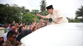 Calon presiden nomor urut 2 Prabowo Subianto menuju titik lokasi acara Doa Bersama dengan 2000 Kiai se-Banten Jawa Barat. (Dok. Tim Media Prabowo)  