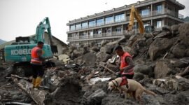 Anjing pelacak jenis Labrador Retriver ini sudah diperbantukan sejak hari pertama pascakejadian Banjir Bandang Humbahas. (Dok . Tim SAR)