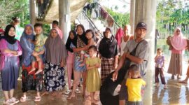 Tim BPBD Kabupaten Aceh Utara membantu proses evakuasi warga terdampak banjir di Kabupaten Aceh Utara. (Dok. BPBD Kabupaten Aceh Utara)