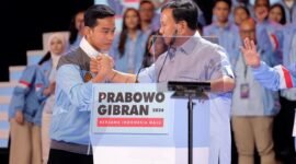 Prabowo Subianto bersama Gibran Rakabuming Raka saat memberi sambutan dalam agenda Suara Muda Indonesia untuk Prabowo Gibran di Jakarta Convention Center (JCC) Senayan, Jakarta. (Dok. TKN Prabowo Gibran)