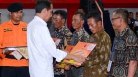 Presiden Jokowi Serahkan Bantuan Stimulan Bagi Petani Terdampak Banjir Kota Purwodadi, Kabupaten Grobogan, Jawa Tengah. (Dok. BNPB)  