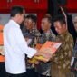 Presiden Jokowi Serahkan Bantuan Stimulan Bagi Petani Terdampak Banjir Kota Purwodadi, Kabupaten Grobogan, Jawa Tengah. (Dok. BNPB)  