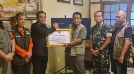 BNPB melalui Kedeputian Bidang Penanganan Darurat memberikan bantuan berupa Dana Siap Pakai (DSP) kepada Pemerintah Kabupaten Karawang. (Facebook.com/@Badan Nasional Penanggulangan Bencana)