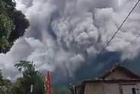 Gunung Merapi erupsi dan memuntahkan awan panas serta mengakibatkan hujan abu vulkanik. (Dok. BPBD Kabupaten Boyolali dan BPBD Provinsi Jawa Tengah)