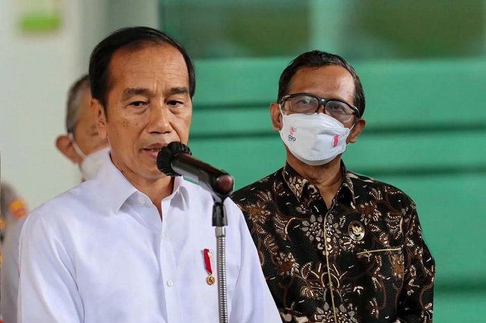 Presiden Joko Widodo (Jokowi) bersama  Menko Politik, Hukum, dan Keamanan (Polhukam) Mahfud Md. (Facebook.com/@Mahfud MD)