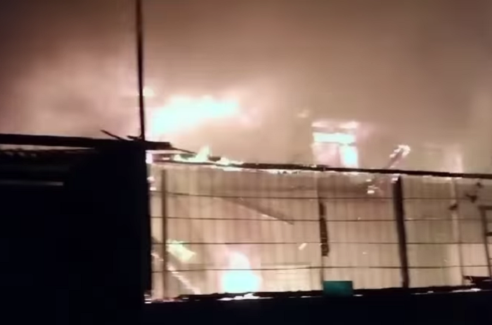 Kebakaran menghanguskan sebuah rumah toko (ruko) konveksi di Jalan Kompleks Pusat Industri Kecil (PIK) Penggilingan.. (Instagram.com/@humasjakfire)