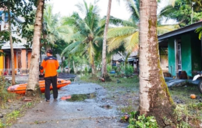 Luapan air yang merendam pemukiman warga, sedikitnya wilayah 3 RT, di Desa Bantarsari, kecamatan Bantarsari, Kabupaten Cilacap mulai surut, Sabtu (2/3/2024). (Dok. BPBD Kabupaten Cilacap)