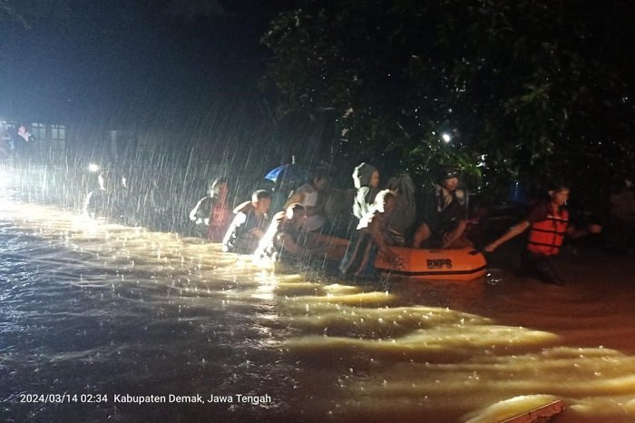 Tim gabungan mengevakuasi warga terdampak banjir di Kota Semarang, Jawa Tengah. (DokBPBD Kota Semarang)