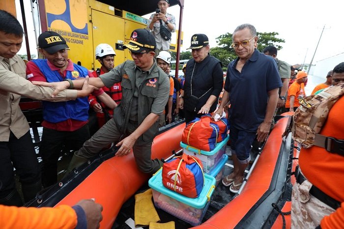 Kepala Badan Nasional Penanggulangan Bencana (BNPB) Letjen TNI Suharyanto saat mengunjungi Jawa Tengah. (Dok. BNPB)