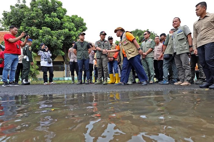 Kepala BNPB Letjen TNI Suharyanto mengunjungi lokasi terdampak banjir di Kabupaten Kendal. (Dok. BNPB)