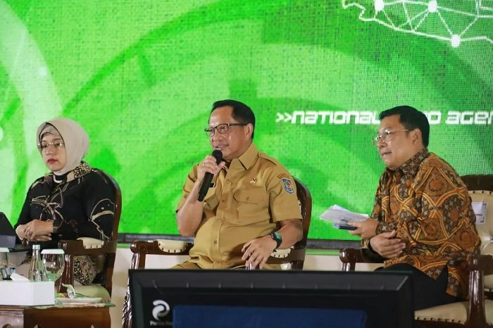 Rapat koordinasi bersama lintas kementerian dan lembaga serta pengusaha di bidang pangan. (Facebook.com/@Tito Karnavian)