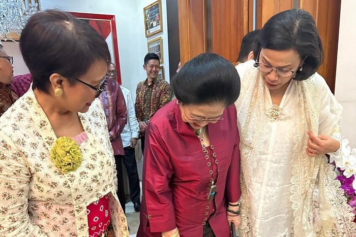 Menteri Keuangan Sri Mulyani dan Menteri Luar Negeri Retno Marsudi bersilaturahmi ke rumah Ketua Umum PDI Perjuangan saat Lebaran. (Facebook.com/@Sri Mulyani Indrawati)  