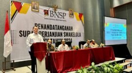 Foto: Badan Nasional Sertifikasi Profesi (BNSP) melaksanakan penandatanganan Surat Perjanjian Swakelola Program Sertifikasi Kompetensi Kerja (PSKK) di Hotel Harris Gubeng, Surabaya, pada Senin, 20 Mei 2024. (Doc.BNSP)