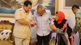 Presiden terpilih periode 2024-2029 dan Menteri Pertahanan Prabowo Subianto menjenguk Jenderal TNI (Purn) Subagyo Hadi Siswoyo (HS). (Dok. Tim Media Prabowo)