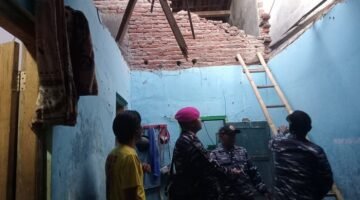 Tim gabungan melakukan rangkaian upaya penanganan darurat bencana gempabumi M 4.4 Batang di wilayah Kabupaten Batang, Jawa Tengah. (Dok. BPBD Kabupaten Batang)