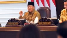 Presiden RI Prabowo Subianto memimpin rapat kabinet perdana di Istana Merdeka. (Facebook.com @Setkab RI)