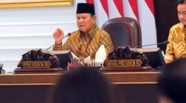 Presiden RI Prabowo Subianto memimpin rapat kabinet perdana di Istana Merdeka. (Facebook.com @Setkab RI)