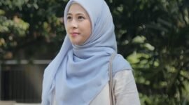 Artis Adhisty Zara berperan dengan mengenakan jilbab. (Instagram.com @zaraadhsty)