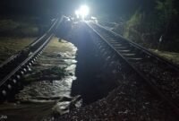 Kondisi jalur rel kereta api KM 32+5/7 antara Stasiun Gubug-Stasiun Karangjati di Desa Papanrejo, Kecamatan Gubug, Kabupaten Grobogan, Jawa Tengah. (Dok. BPBD Kabupaten Grobogan)