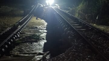 Kondisi jalur rel kereta api KM 32+5/7 antara Stasiun Gubug-Stasiun Karangjati di Desa Papanrejo, Kecamatan Gubug, Kabupaten Grobogan, Jawa Tengah. (Dok. BPBD Kabupaten Grobogan)