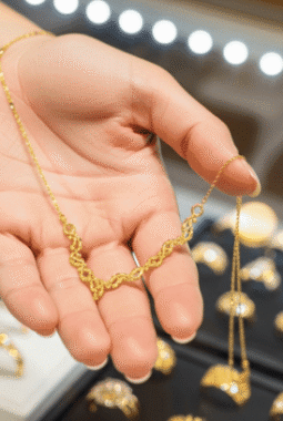 Jual Emas di Solo: Antara Kebutuhan Finansial dan Peluang Nilai Investasi