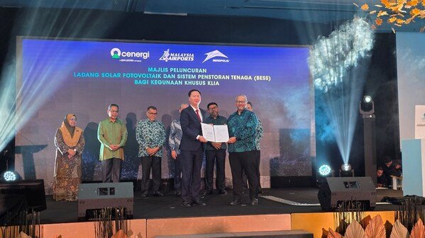 Oscar Chan, GM of Energy Storage International Sales Department at EVE Energy, and En Harman, President of Cenergi SEA, jointly unveiled the energy storage procurement contract.