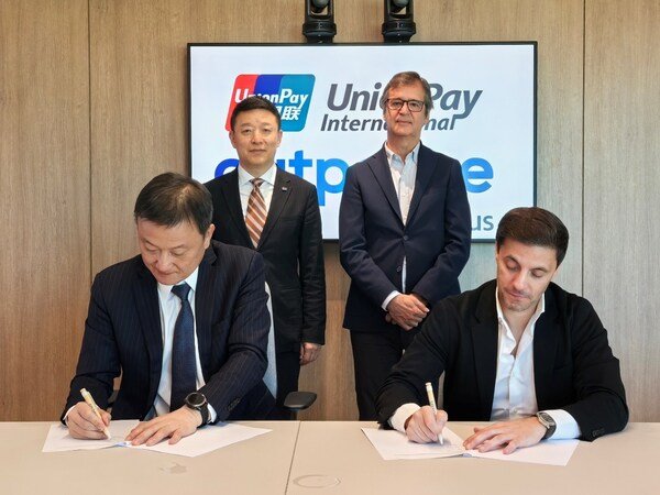 Left to right: Larry Wang, CEO of UnionPay International; Dong Junfeng, Chairman of China UnionPay and UnionPay International; Luis Maroto, President and CEO, Amadeus; Sam Abdou, CEO, Outpayce from Amadeus